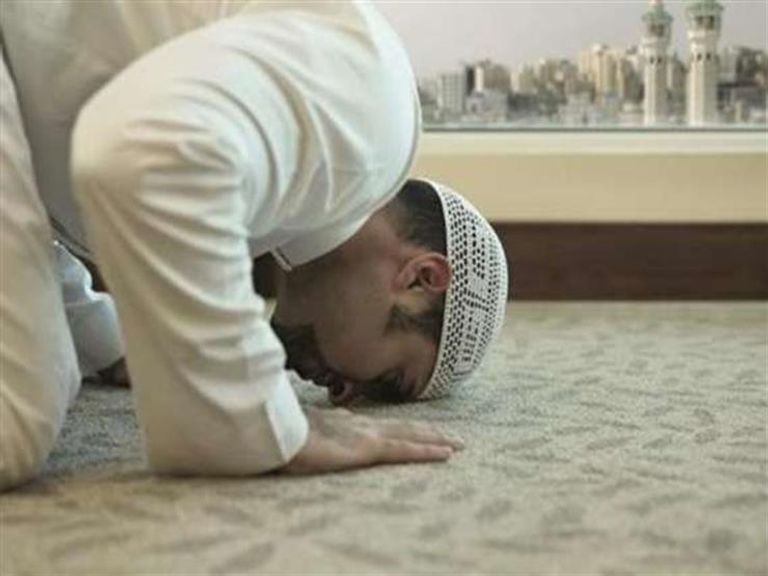 "كورونا" حرم المسلمين من أداء الصلاة في المساجد