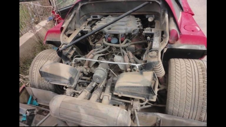 السيارة الأسطورية كانت تغطيها الرمال