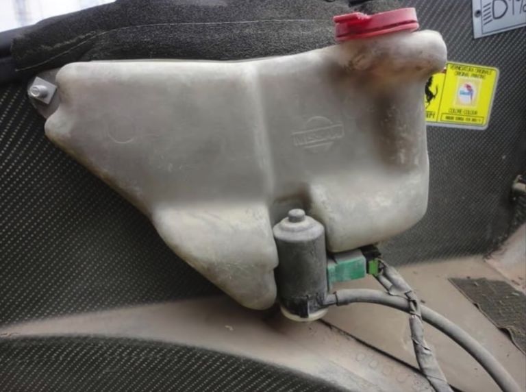 السيارة الأسطورية كانت تغطيها الرمال