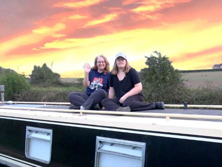 ماري أورين وكاث هوبكينز أمام قاربهما