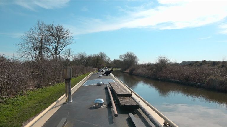 ماري أورين وكاث هوبكينز أمام قاربهما