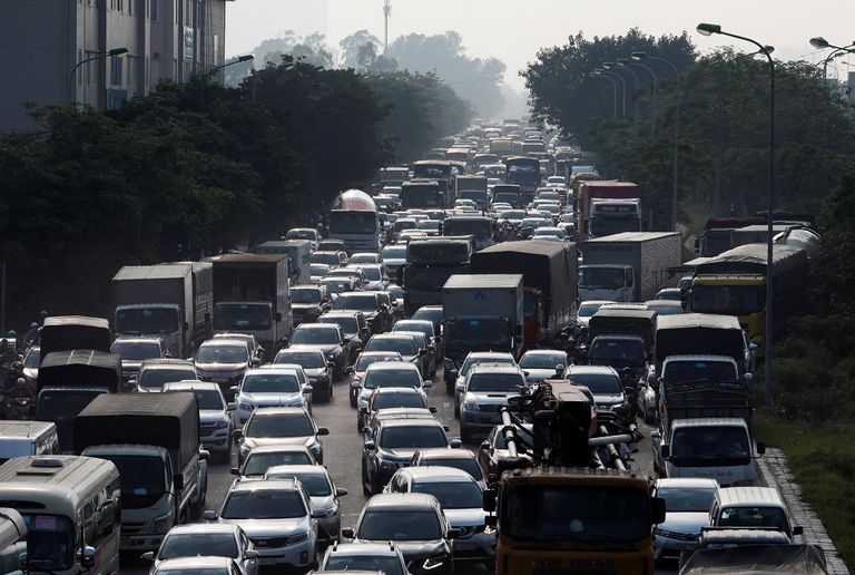 طفلة تحمل رسمة لها