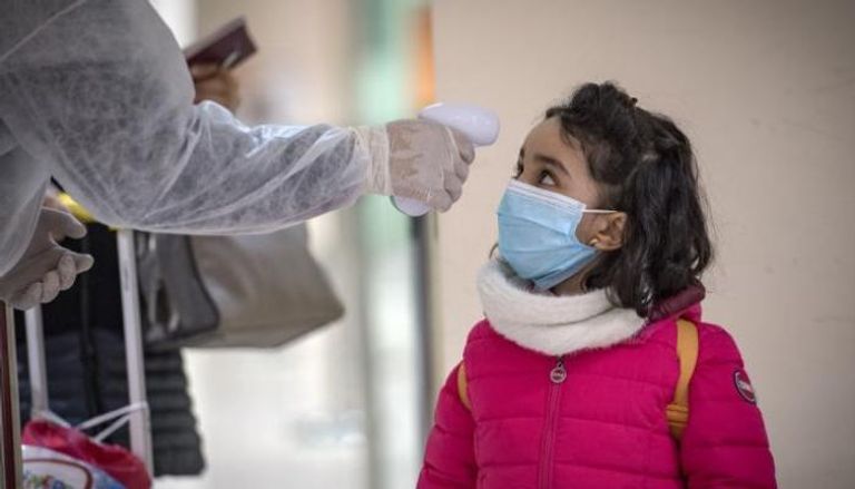 طفلة مغربية تخضع للفحص للتأكد من عدم إصابتها بفيروس كورونا