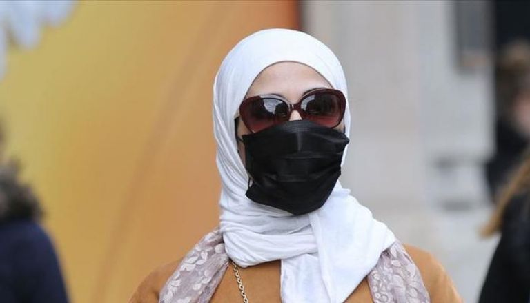 امرأة ترتدي كمامة للوقاية من فيروس كورونا