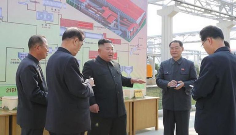 كيم جونج أون خلال افتتاح مصنع السماد