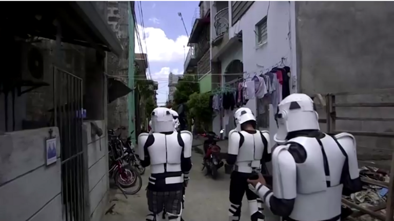 مسؤولون محليون بالفلبين يرتدون ملابس شخصيات أفلام "حرب النجوم"