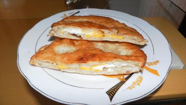 السفنز الليبي بداخله قطع من البيض