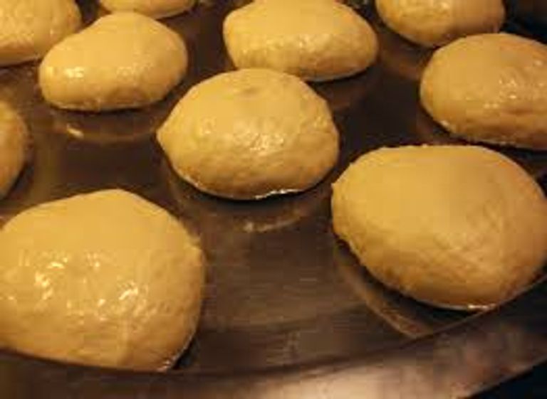 السفنز الليبي بداخله قطع من البيض