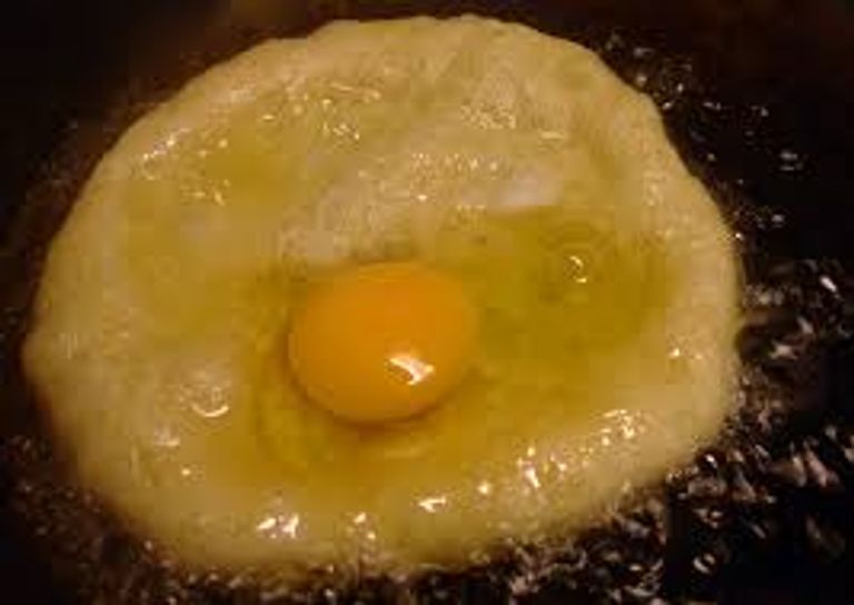 السفنز الليبي بداخله قطع من البيض