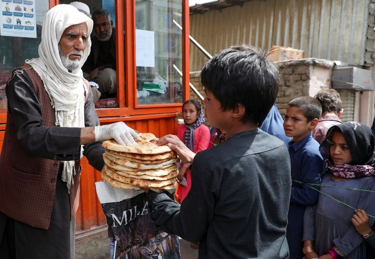 الحكومة توزع الخبز مجانا في أفغانستان