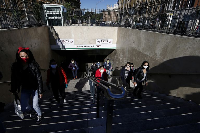 الركاب في إحدى محطات المترو الإيطالية بعد رفع الإغلاق