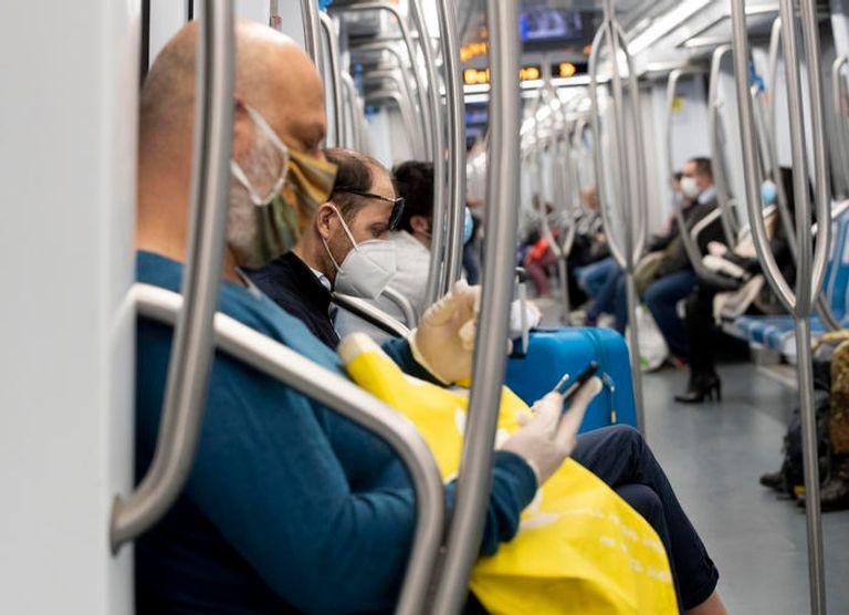 الركاب في إحدى محطات المترو الإيطالية بعد رفع الإغلاق