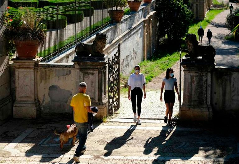 الركاب في إحدى محطات المترو الإيطالية بعد رفع الإغلاق