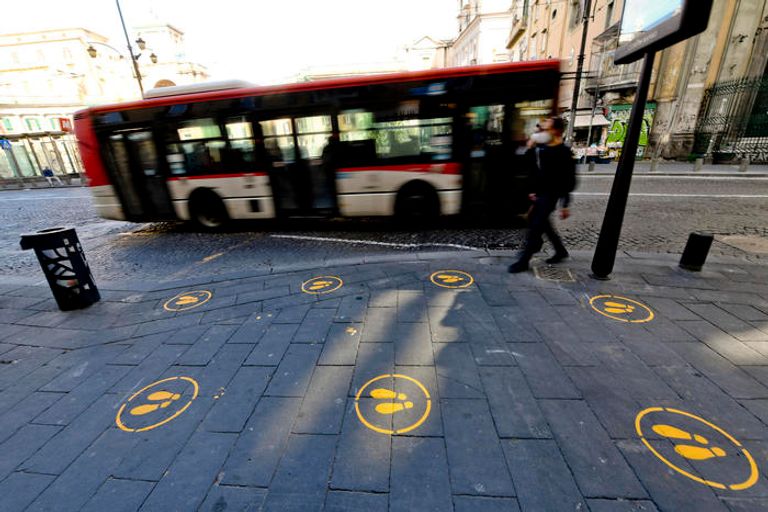 الركاب في إحدى محطات المترو الإيطالية بعد رفع الإغلاق