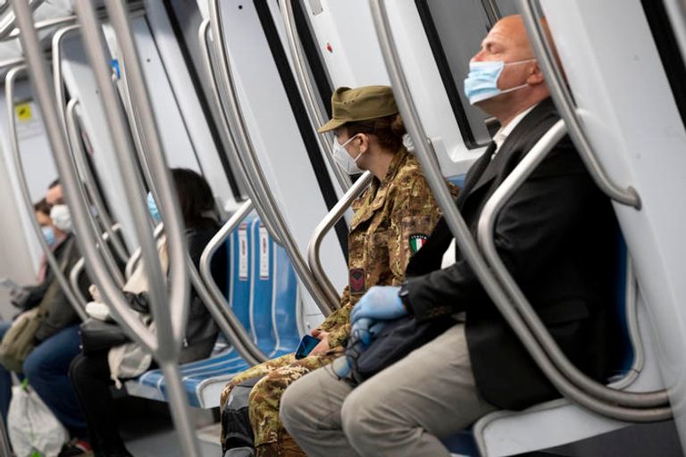 الركاب في إحدى محطات المترو الإيطالية بعد رفع الإغلاق