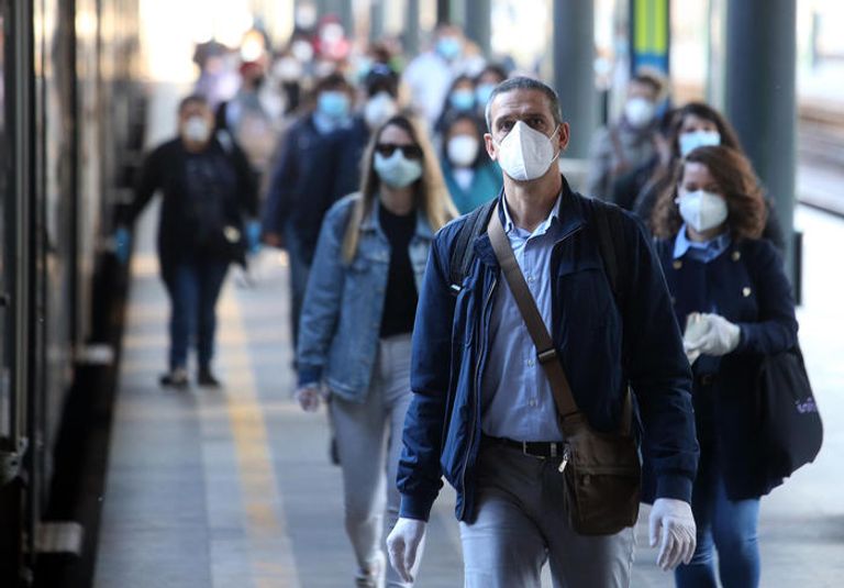 الركاب في إحدى محطات المترو الإيطالية بعد رفع الإغلاق