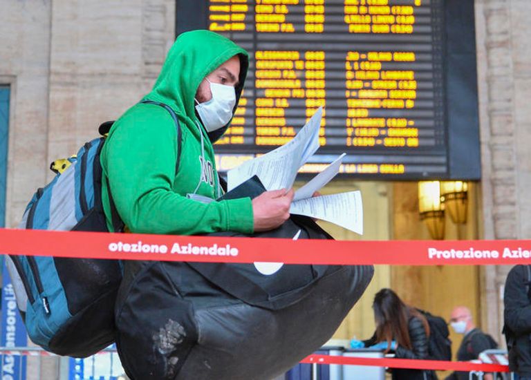 الركاب في إحدى محطات المترو الإيطالية بعد رفع الإغلاق