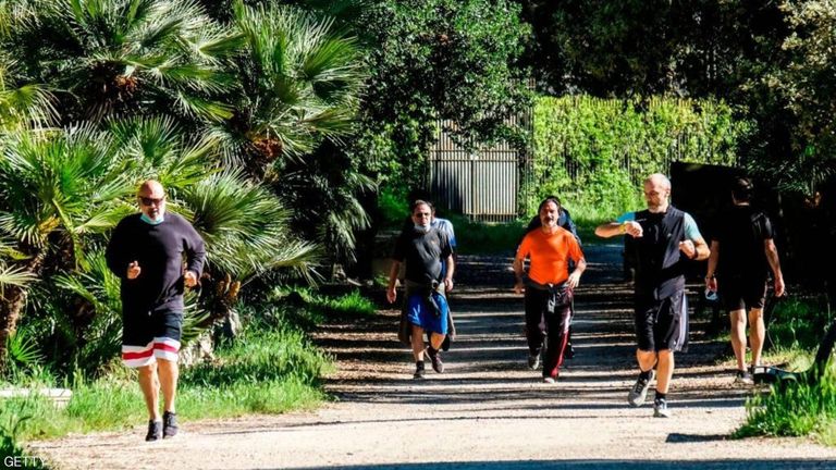 الركاب في إحدى محطات المترو الإيطالية بعد رفع الإغلاق