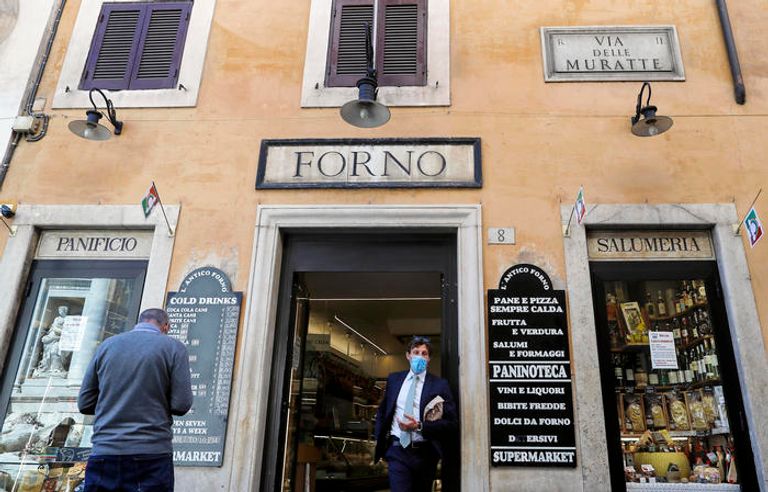 الركاب في إحدى محطات المترو الإيطالية بعد رفع الإغلاق