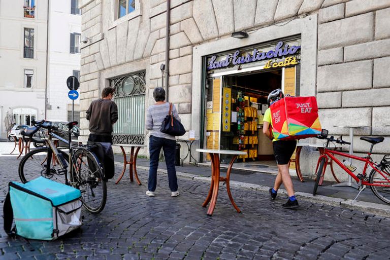 الركاب في إحدى محطات المترو الإيطالية بعد رفع الإغلاق