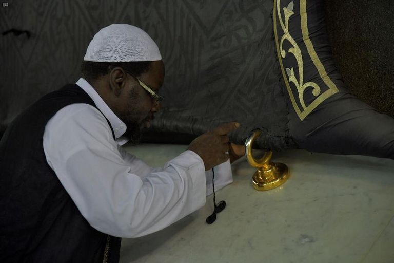 جانب من أعمال صيانة ثوب الكعبة المشرفة