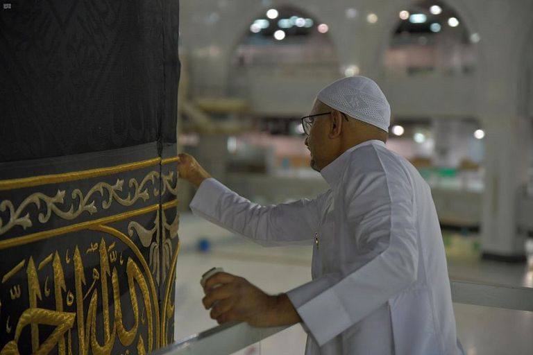 جانب من أعمال صيانة ثوب الكعبة المشرفة