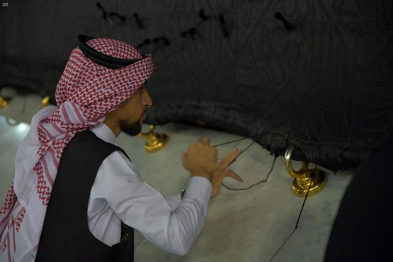 جانب من أعمال صيانة ثوب الكعبة المشرفة