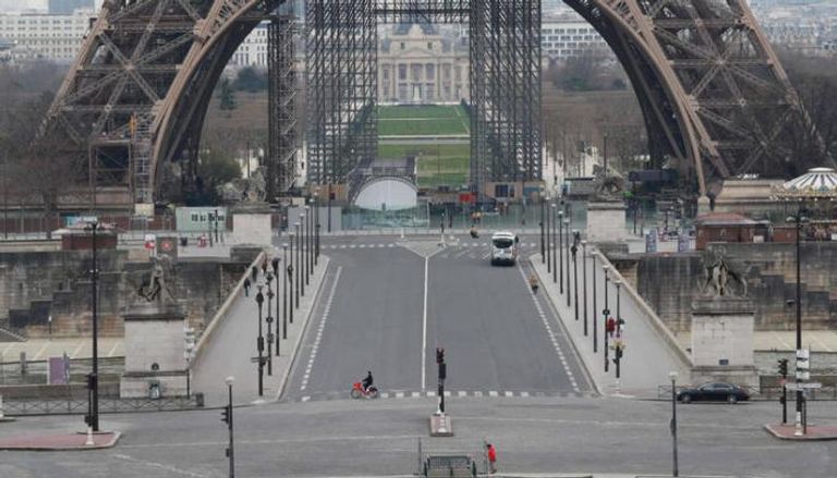 شوارع العاصمة الفرنسية باريس خالية بسبب تفشي كورونا