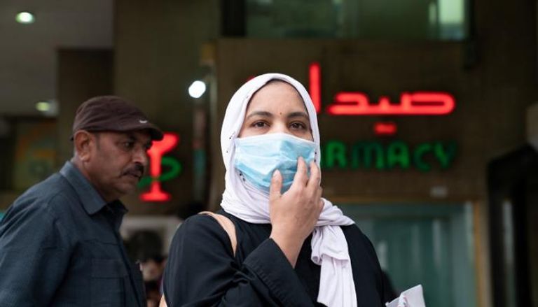 كويتية ترتدي الكمامة للوقاية من فيروس كورونا