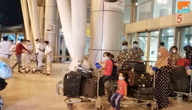 وصول مصريين من العالقين بالكويت إلى القاهرة 