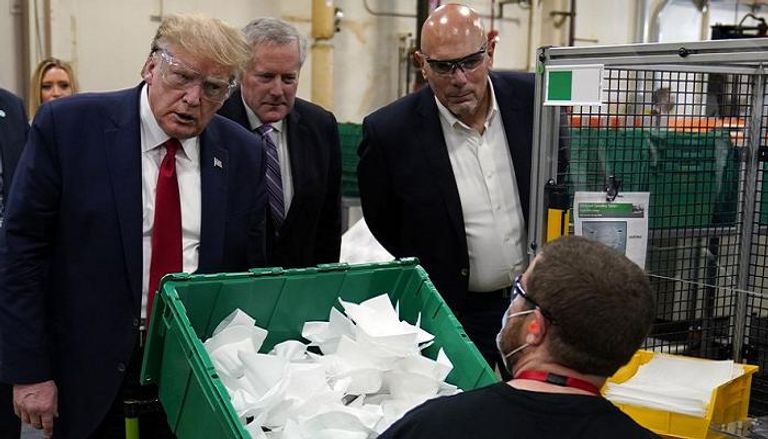 ترامب خلال زيارته مصنع الكمامات في أريزونا