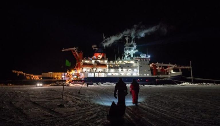 علماء على متن كاسحة الجليد الألمانية في القطب الشمالي