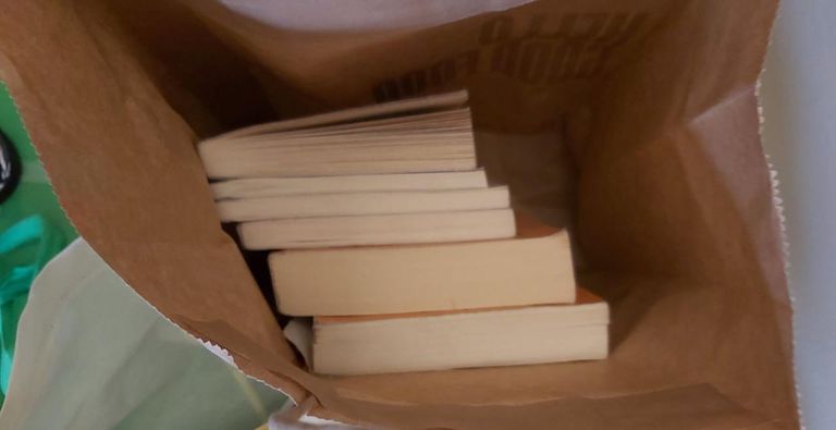 التبرع بالكتب والأشياء غير المستخدمة لدعم المرضى في مراكز العزل