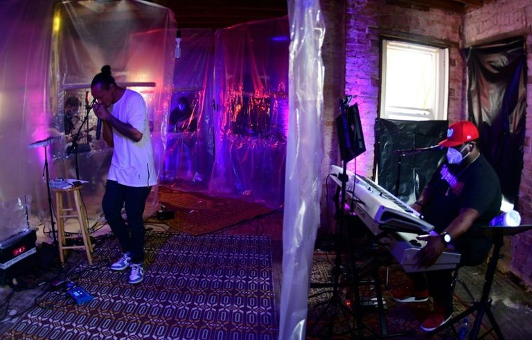 عازف الهرمونيكا فريديريك يونيه