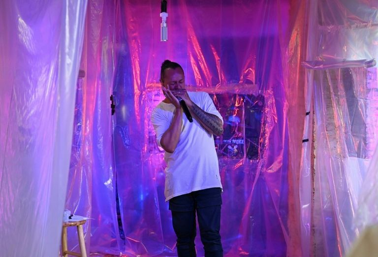 عازف الهرمونيكا فريديريك يونيه