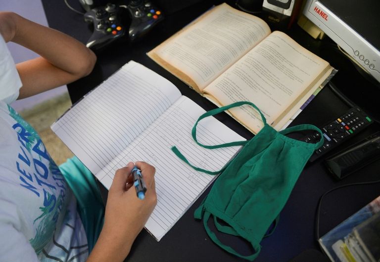 طفل يتابع حصصا تعليمية عبر التلفزيون في هافانا