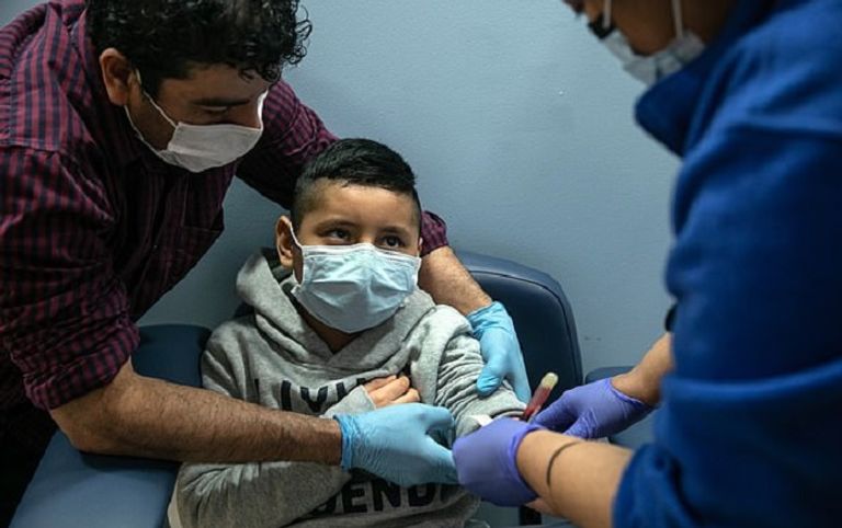 طفل يخضع لفحص أجسام مضادة لفيروس كورونا أحد الأطفال يخضع لفحص الأجسام المضادة - ديلي ميل