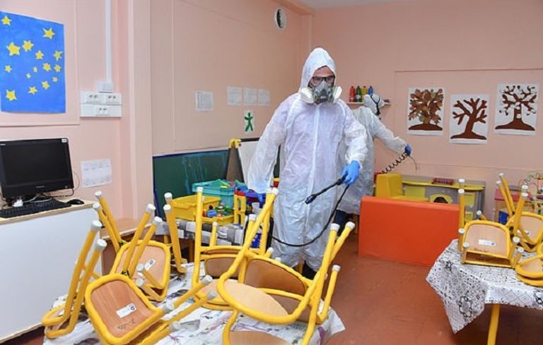 جانب من إحدى عمليات تطهير مدرسة أحد الأطفال يخضع لفحص الأجسام المضادة - ديلي ميل