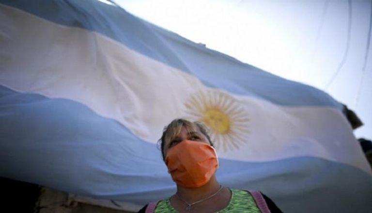 امرأة أرجنتينية ترتدي كمامة للوقاية من كورونا