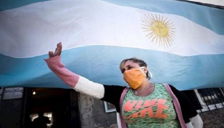امرأة أرجنتينية ترتدي كمامة للوقاية من كورونا
