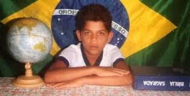 داني ألفيس يحمل دوري أبطال أوروبا