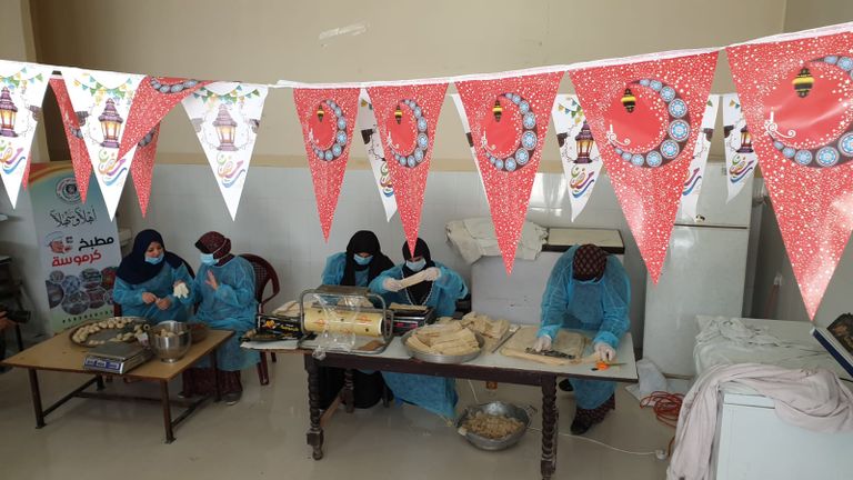 سيدات من مطبخ كرموسة يعددن الأكلات الرمضانية