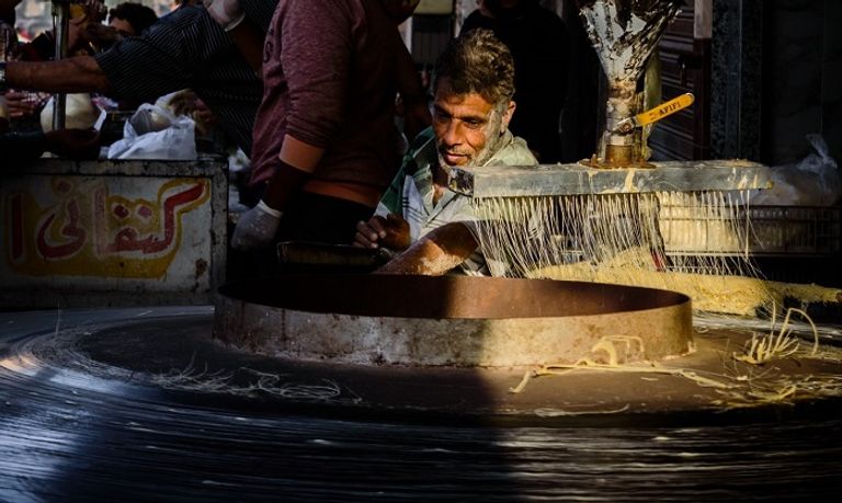 فتاة تصنع حلوى القطايف الرمضانية - مصر المحلة الكبرى تصوير عمر جهاد