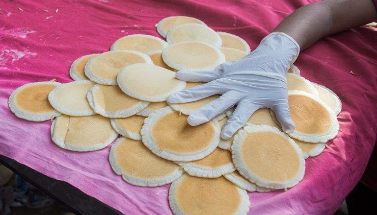 فتاة تصنع حلوى القطايف الرمضانية - مصر المحلة الكبرى تصوير عمر جهاد