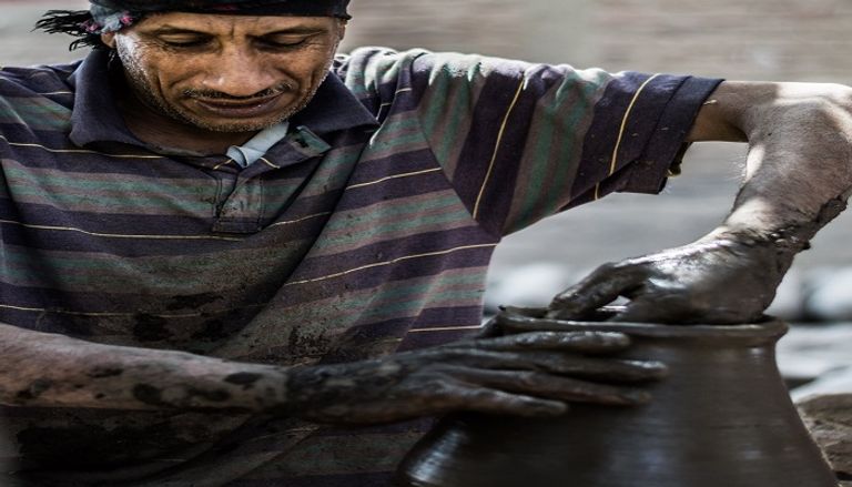 فتاة تصنع حلوى القطايف الرمضانية - مصر المحلة الكبرى تصوير عمر جهاد