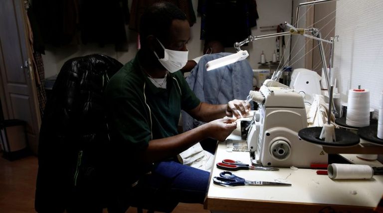 دمية عرض داخل متجر للخياطة في بروكسل