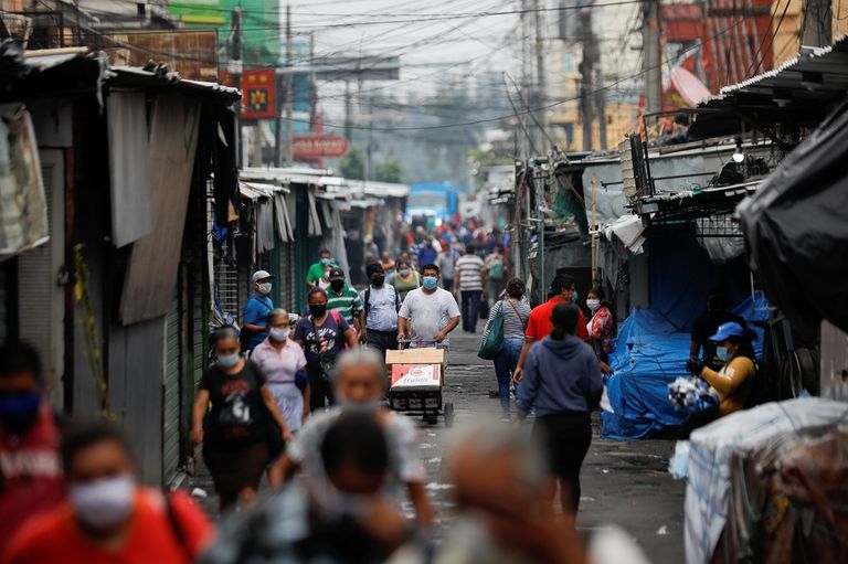 مارة يرتدون كمامات للوقاية من كورونا في السلفادور
