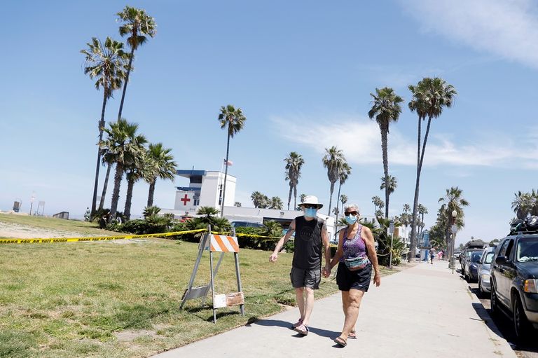 مارة يرتدون كمامات للوقاية من كورونا في السلفادور