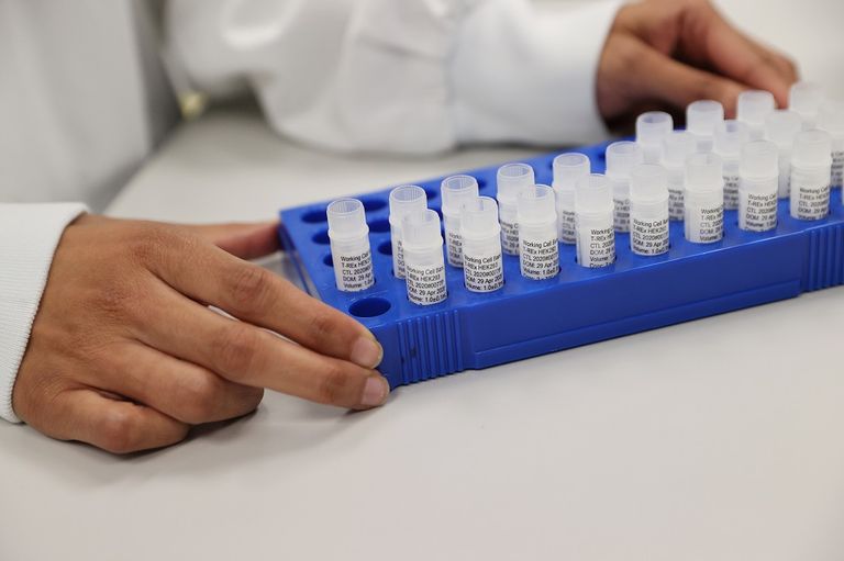 فني معمل يفحص قارورة دواء