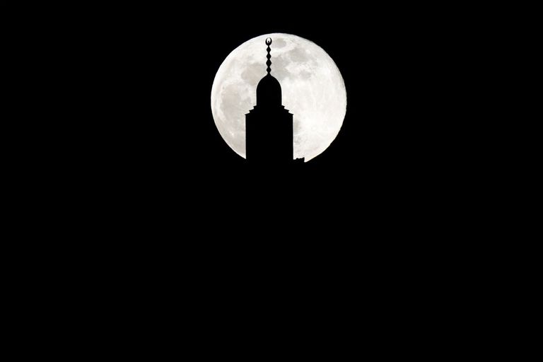 آخر قمر عملاق في عام 2020 بعيون المصورين